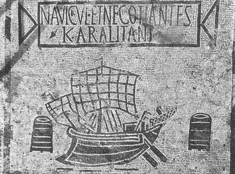 Pavement detail van de Piazzale dell Corporazioni met een nautische scène (mozaïek)